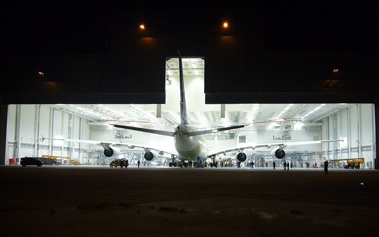 Nachtansicht der Lackierhalle mit A380